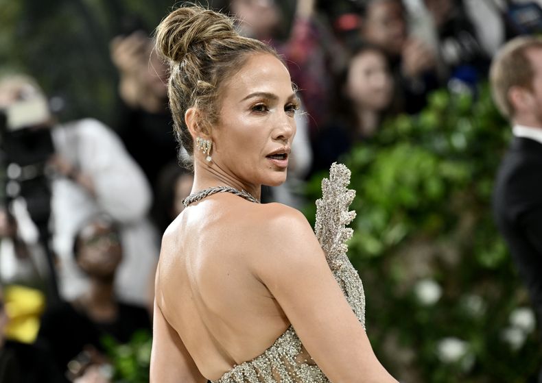Jennifer Lopez llega a la gala benéfica del Instituto del Vestido del Museo Metropolitano de Arte para celebrar la inauguración de la exposición Sleeping Beauties: Reawakening Fashion el lunes 6 de mayo de 2024, en Nueva York. (Foto Evan Agostini/Invision/AP)