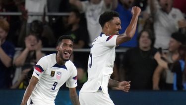 Bryan Reynold celebra tras anotar con su compañero de la selección de Estados Unidos Jesus Ferreira en el encuentro ante St. Kitts y Nevis en la Copa Oro CONCACAF el miércoles 28 de junio del 2023. (AP Foto/Jeff Roberson)