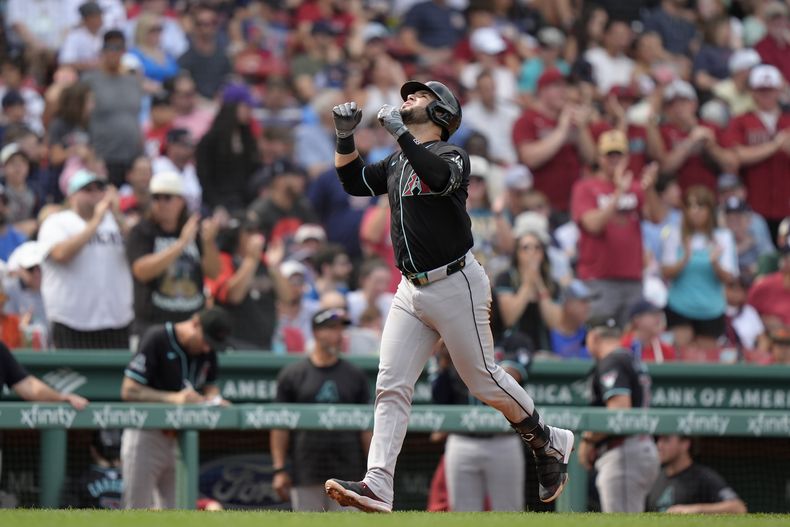 El venezolano de los Diamondbacks de Arizona, Eugenio Suárez celebra mientras recorre las bases luego de impactar un jonrón de tres carreras en el sexto episodio del juego de béisbol ante los Medias Rojas de Boston, el domingo 25 de agosto de 2024, en Boston. (AP Foto/Steven Senne)