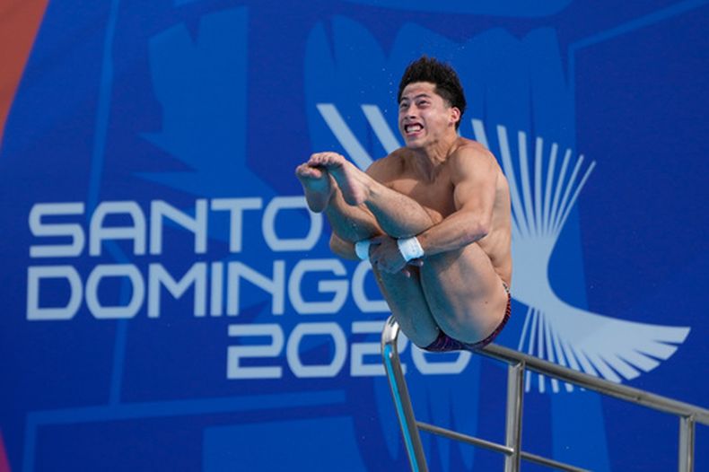 El mexicano Randal Willars durante una práctica de los clavados de los Juegos Centroamericanos y del Caribe, el domingo 26 de julio de 2026, en Santo Domingo. (AP Foto/Fernando Vergara)