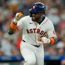 Taylor Trammell, de los Astros de Houston, festeja luego de pegar un sencillo ante los Rangers de Texas el sábado 1 de agosto de 2026 (AP Foto/David J. Phillip)