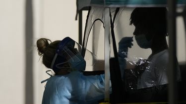 EEUU: Critican decisión de reducir aislamiento por COVID