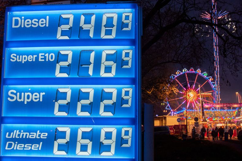 Los precios del combustible, en un panel cerca de una noria en Fráncfort, Alemania, el 2 de abril de 2026. (AP Foto/Michael Probst)