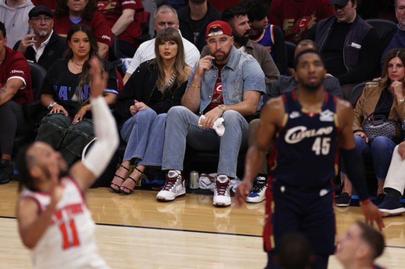 Taylor Swift y Travis Kelce observan la segunda mitad del tercer juego de la serie de finales de la Conferencia Este de los playoffs de la NBA entre los Knicks de Nueva York y los Cavaliers de Cleveland en Cleveland, el sábado 23 de mayo de 2026. (Foto AP/Tim Phillis)