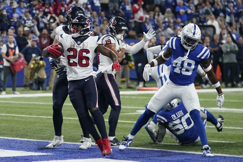 El corredor de los Texans de Houston, Devin Singletary (26), anota un touchdown por tierra durante la segunda mitad del partido de fútbol americano de la NFL contra los Colts de Indianápolis, el sábado 6 de enero de 2024, en Indianápolis. (AP Foto/Darron Cummings)
