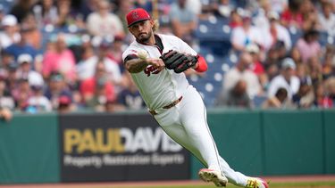 El venezolano Gabriel Arias, de los Guardianes de Cleveland, lanza para retirar en primera a Tyler Locklear, de los Diamondbacks de Arizona, en el juego del domingo 2 de agosto de 2026 (AP Foto/Sue Ogrocki)