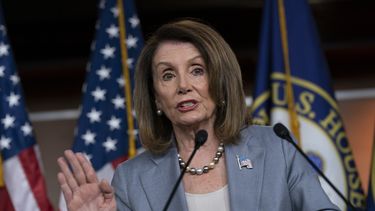 Pelosi promete esfuerzo metódico por “crisis constitucional”