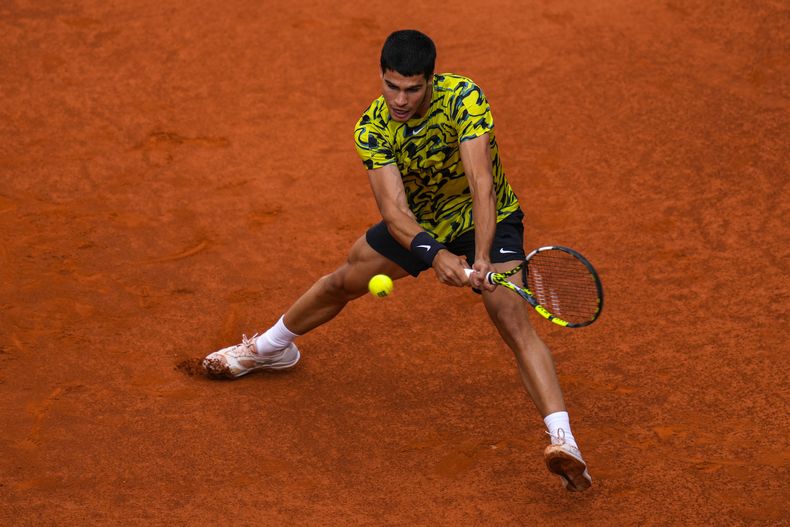 Carlos Alcaraz devuelve ante Jan-Lennard Struff en la final del Abierto de Madrid, el domingo 7 de mayo de 2023. (AP Foto/Manu Fernández)