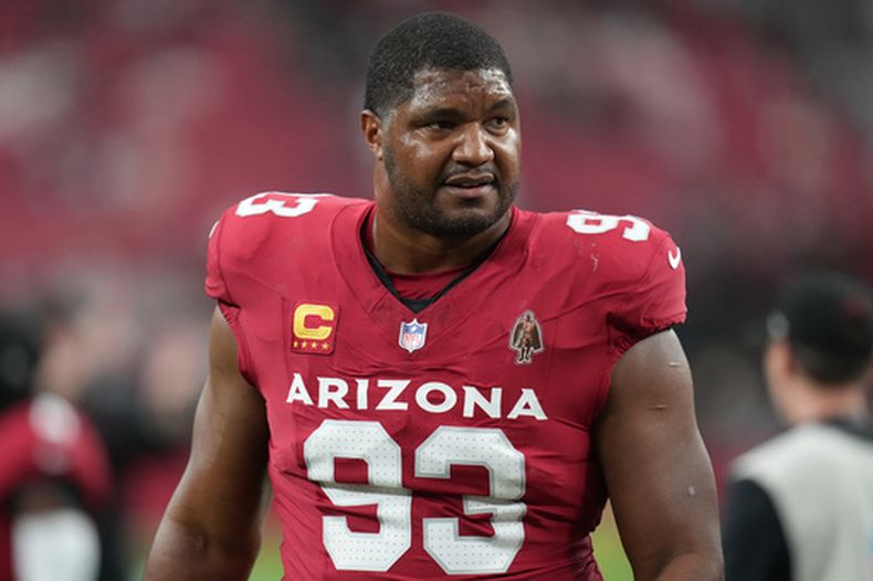 ARCHIVO - Foto del 23 de noviembre del 2025, el tackle defensivo de los Cardinals de Arizona Calais Campbell en el encuentro ante los Jaguars de Jacksonville. (AP Foto/Rick Scuteri, Archivo)