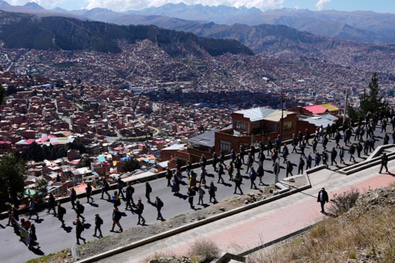 Mineros artesanales marchan durante una protesta para exigir acceso a zonas mineras ampliadas en La Paz, Bolivia, el jueves 14 de mayo de 2026. (AP Foto/Juan Karita)