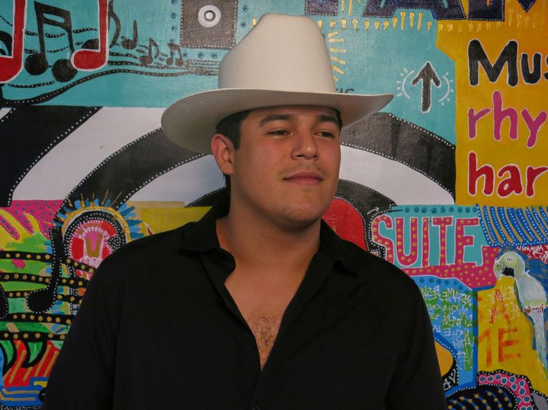 El compositor mexicano Roberto Luna posa para un retrato durante una entrevista en la Ciudad de México, el jueves 28 de agosto de 2025. (Foto AP/Berenice Bautista)