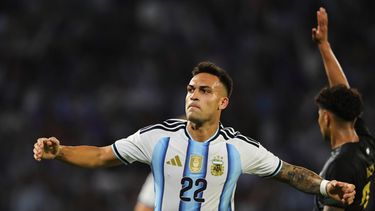 El delantero de Argentina, Lautaro Martínez, celebra tras abrir el marcador contra Bolivia en un amistoso internacional disputado en Córdoba, Argentina, miércoles 30 septiembre, 2026. (AP Foto/Nicolas Aguilera)