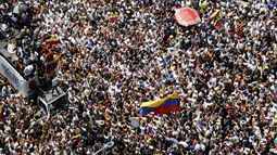 La líder opositora María Corina Machado, abajo a la derecha, ondea una bandera nacional venezolana durante una manifestación para protestar contra los resultados oficiales que declararon al presidente Nicolás Maduro como ganador de las elecciones presidenciales de julio, en Caracas, Venezuela, el sábado 17 de agosto de 2024. (Foto AP/Cristian Hernández)