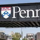 ARCHIVO - Letrero de la Universidad de Pensilvania en Filadelfia el miércoles 15 de mayo de 2019. (AP foto/Matt Rourke, archivo)