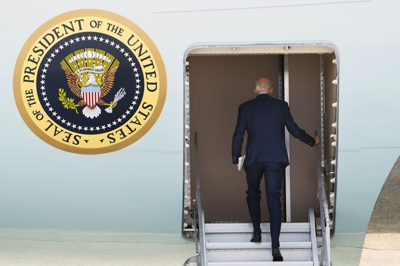 El presidente Joe Biden aborda el Air Force One, el 28 de junio de 2023, en la Base de la Fuerza Aérea Andrews, en Maryland. Va rumbo a Chicago a dar un discurso sobre economía. (AP Foto/Manuel Balce Ceneta)