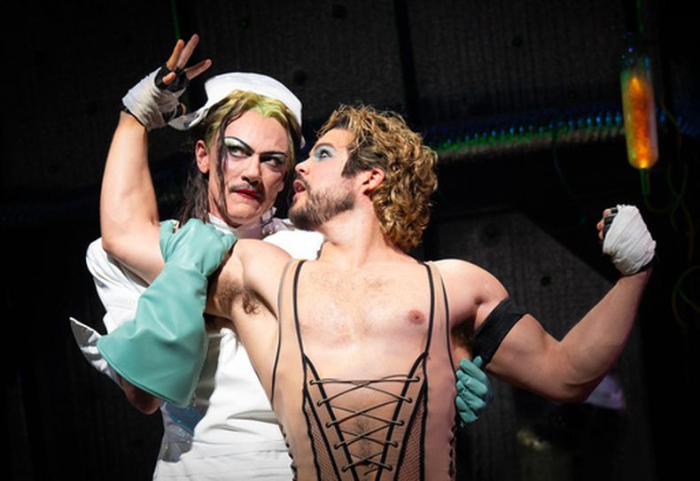 Luke Evans, a la izquierda, y Josh Rivera aparecen durante una representación de Richard OBriens The Rocky Horror Picture Show en Nueva York el 25 de marzo de 2026. (Joan Marcus via AP)