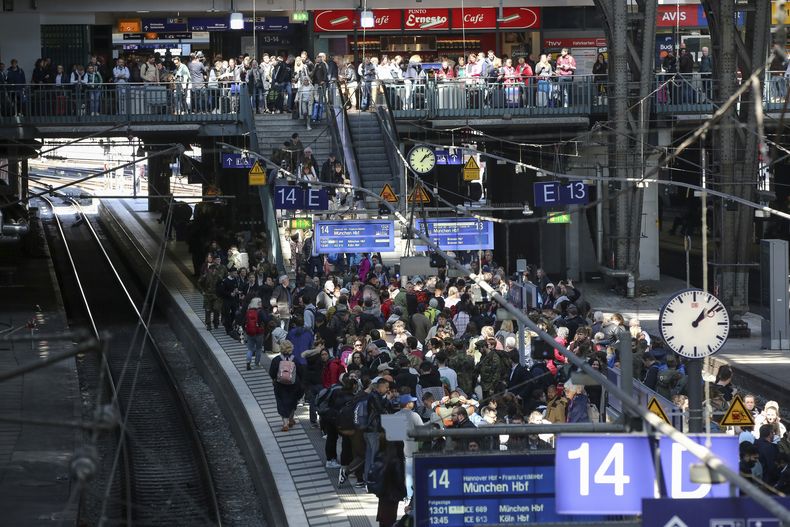 ARCHIVO - Viajeros esperan la llegada de sus trenes en la Estación Central de Hamburgo, Alemania, el viernes 21 de abril de 2023. (Bodo Marks/dpa vía AP, archivo)
