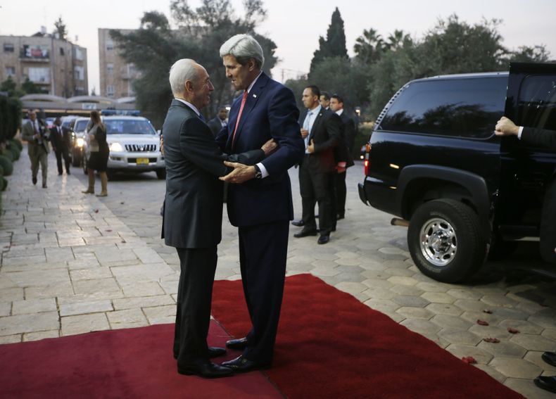 El secretario de Estado norteamericano John Kerry (derecha) es recibido por el presidente de Israel, Shimon Peres, en Jerusal&eacute;n, el mi&eacute;rcoles 6 de noviembre de 2013. (Foto AP/Jason Reed, Pool)