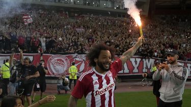 Aficionados del Olympiakos le dan la bienvenida a Marcelo