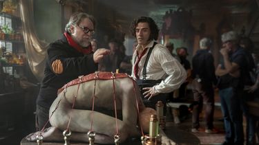 Esta imagen difundida por Netflix muestra al director Guillermo del Toro, a la izquierda, y a Oscar Isaac en el set de Frankenstein. (Ken Woroner/Netflix via AP)