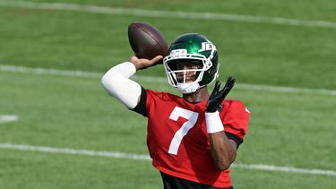 Geno Smith, quarterback de los Jets de Nueva York, lanza un pase durante la práctica del equipo en el campamento de entrenamiento, el sábado 1 de agosto de 2026, en Florham Park, Nueva Jersey. (AP Foto/Adam Hunger)