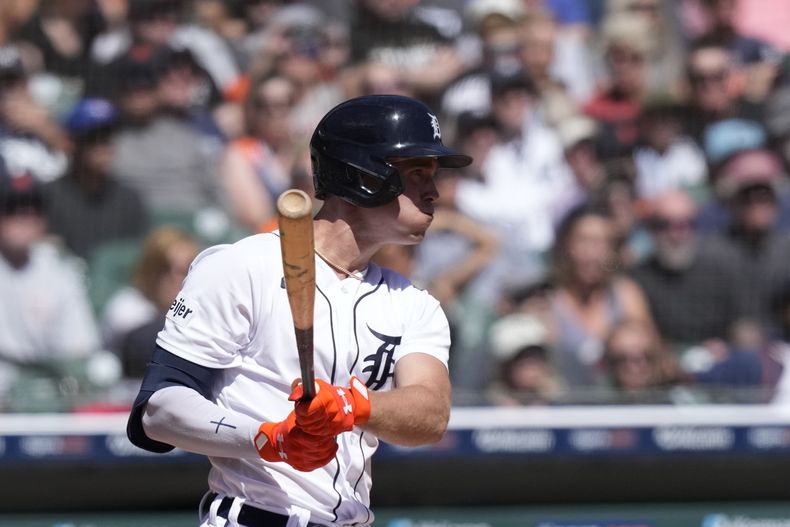 Kerry Carpenter, de los Tigres de Detroit, conecta un sencillo productor en el quinto inning del partido ante los Yanquis de Nueva York, el jueves 31 de agosto de 2023, en Detroit. (AP Foto/Carlos Osorio)