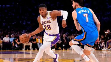 ARCHIVO - Rui Hachimura, izquierda, de los Lakers de Los Ángeles, encara a Chet Holmgren, del Thunder de Oklahoma City, durante la primera mitad del tercer juego de la serie de segunda ronda de los playoffs del baloncesto de la NBA, el 9 de mayo de 2026, en Los Ángeles. (AP Foto/Mark J. Terrill, Archivo)