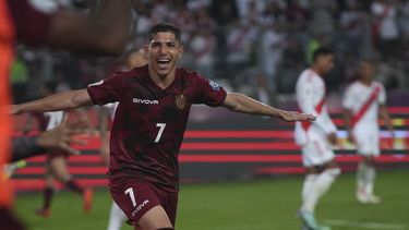 Jefferson Savarino, de Venezuela, festeja luego de anotar ante Perú en un encuentro de la eliminatoria al Mundial, el martes 21 de noviembre de 2023, en Lima (AP Foto/Guadalupe Pardo)