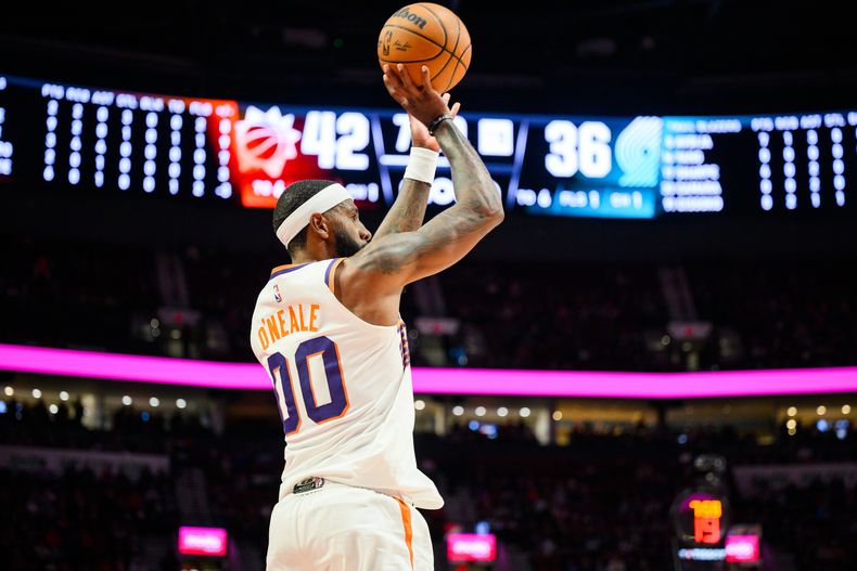 Royce ONeale, alero de los Suns de Phoenix, dispara en el partido del martes 18 de noviembre de 2025, ante los Trail Blazers de Portland (AP Foto/Molly J. Smith)