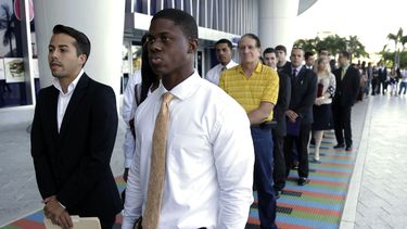 americateve | Luis M&eacute;ndez, de 23 a&ntilde;os, a la izquierda, y Maurice Mike, de 23, hacen fila durante una feria de empleo organizada por el equipo de b&eacute;isbol Marlins de Miami, en esa ciudad, el mi&eacute;rcoles 23 de octubre de 2013.