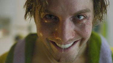 Imagen proporcionada por Paramount Pictures de Lukas Gage en una escena de Smile 2. (Paramount Pictures vía AP)