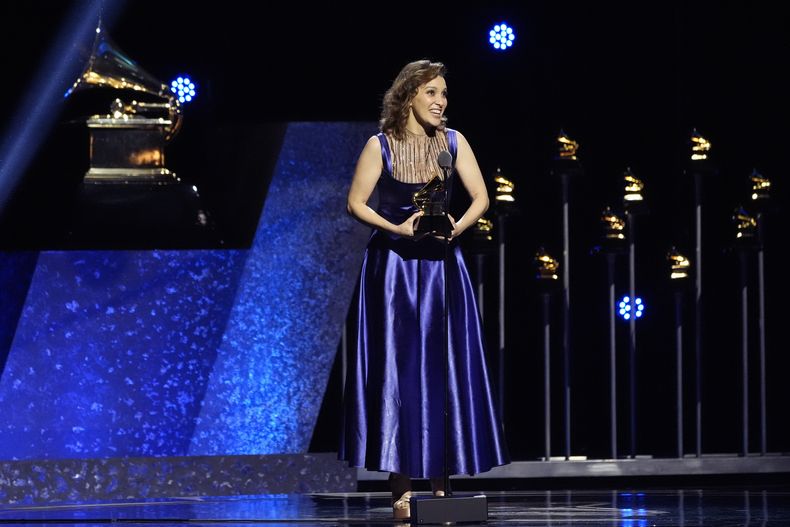 Gaby Moreno recibe el premio a mejor álbum de pop latino por X Mi (Vol. 1) en la 66a entrega anual de los Premios Grammy el domingo 4 de febrero de 2024 en Los Ángeles. (Foto AP/Chris Pizzello)