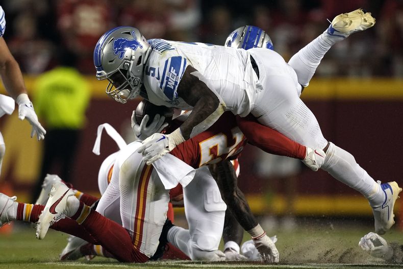 David Montgomery, corredor de los Lions de Detroit, choca con Trent McDuffie, de los Chiefs de Kansas City, el jueves 7 de septiembre de 2023 (AP Foto/Charlie Riedel)