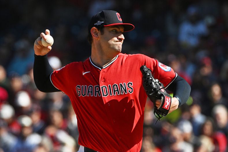 Gavin Williams, lanzador de los Guardianes de Cleveland, labora frente a los Rays de Tampa Bay en el tercer duelo de la Serie de Campeonato de la Liga Americana, el jueves 15 de octubre de 2026 (AP Foto/Phil Long)