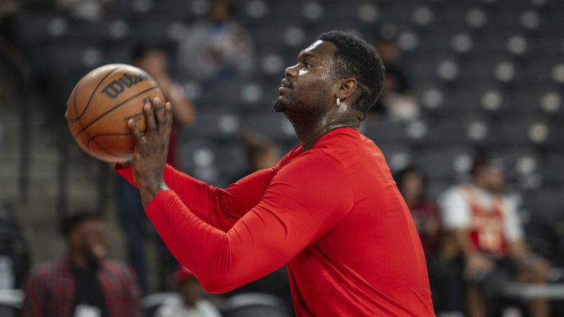 Zion Williamson, alero de los Pelicans de Nueva Orleáns, dispara en un calentamiento previo a un partido de pretemporada, el sábado 14 de octubre de 2022 (AP Foto/Hakim Wright Sr.)
