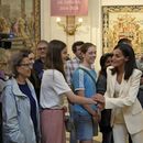 Los reyes de España, Letizia (centro derecha) y Felipe VI (derecha), saludan a turistas durante la inauguración de una exposición sobre el 10mo aniversario del inicio de su reinado, en el Palacio Real, en Madrid, el 20 de junio de 2024. (AP Foto/Bernat Armangue, Pool)