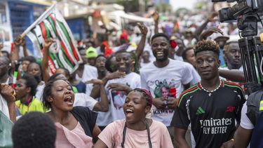 Partidarios del candidato de la oposición y expresidente John Dramani Mahama festejan la victoria luego que su oponente, el actual vicepresidente de Ghana y candidato del partido en el poder, Mahamudu Bawumia, reconoció su derrota electoral, en Accra, Ghana, el domingo 8 de diciembre de 2024. (AP Foto/Jerome Delay)