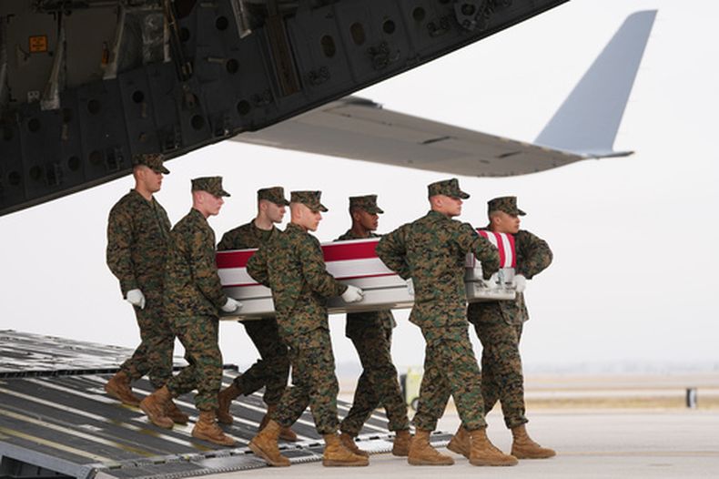 Un equipo de transporte del Cuerpo de Marines traslada la caja de transferencia que contiene los restos del cabo primero del Cuerpo de Marines Kevin Melendez, de Fort Worth, Texas, el miércoles 4 de marzo de 2026, en la Base Aérea de Dover, Delaware. (Foto AP/Matt Rourke)