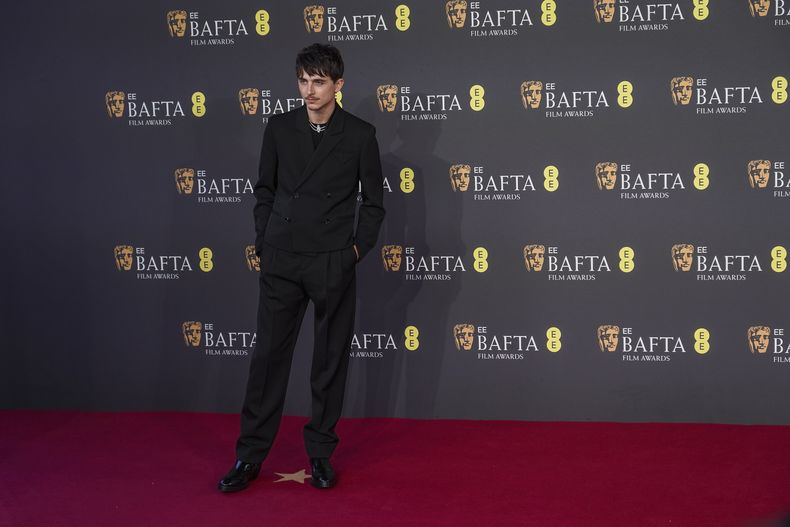 Timothee Chalamet posa a su llegada a la 78a edición de los Premios de la Academia Británica de Cine, BAFTA, en Londres, el domingo 16 de febrero de 2025. (Foto Alberto Pezzali/Invision/AP)
