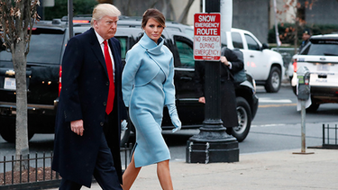 melania trump luce conjunto azul claro de ralph lauren