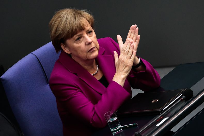 La canciller alemana Angela Merkel antes de dar un mensaje ante el Bundestag o Parlamento alem&aacute;n, en Berl&iacute;n, el mi&eacute;rcoles 4 de junio de 2014. (Foto AP/Markus Schreiber)