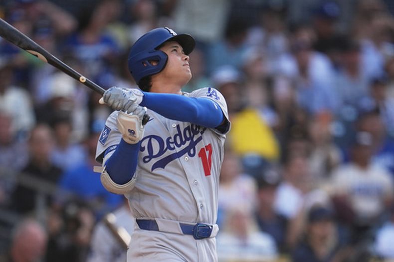 Shohei Ohtani, de los Dodgers de Los Ángeles, conecta un jonrón en el duelo ante los Padres de San Diego, el miércoles 20 de mayo de 2026 (AP Foto/Gregory Bull)