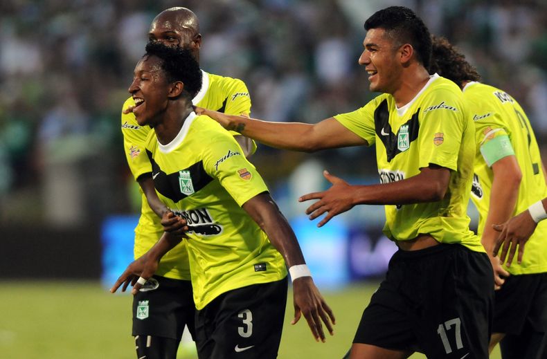 Oscar Murillo (izquierda) del Atl&eacute;tico Nacional, celebra con sus compa&ntilde;eros el gol que anot&oacute; al Deportivo Cali, uno de los dos con que su equipo se impuso para llevarse el t&iacute;tulo del torneo de clausura colombiano el domingo 15