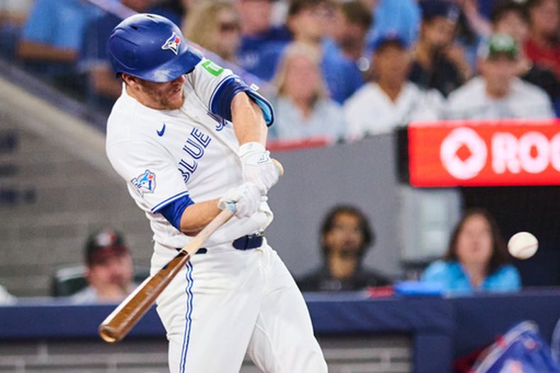 Myles Straw, de los Azulejos de Toronto, batea un doble productor ante los Medias Rojas de Boston en el juego del martes 11 de agosto de 2026 (Sammy Kogan/The Canadian Press via AP)