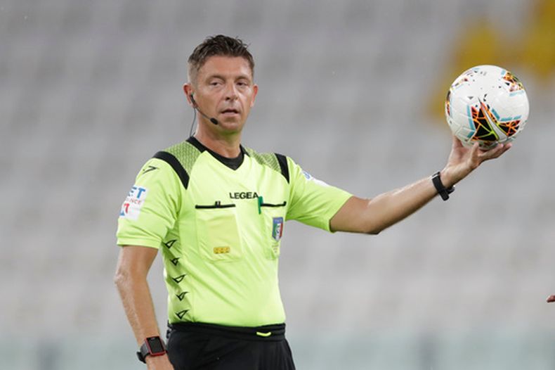 ARCHIVO - Foto del 1 de agosto del 2020, el árbitro Gianluca Rocci sostiene el balón durante el encuentro de la Juventus y la Roma en la Serie A. (AP Foto/Luca Bruno, Archivo)