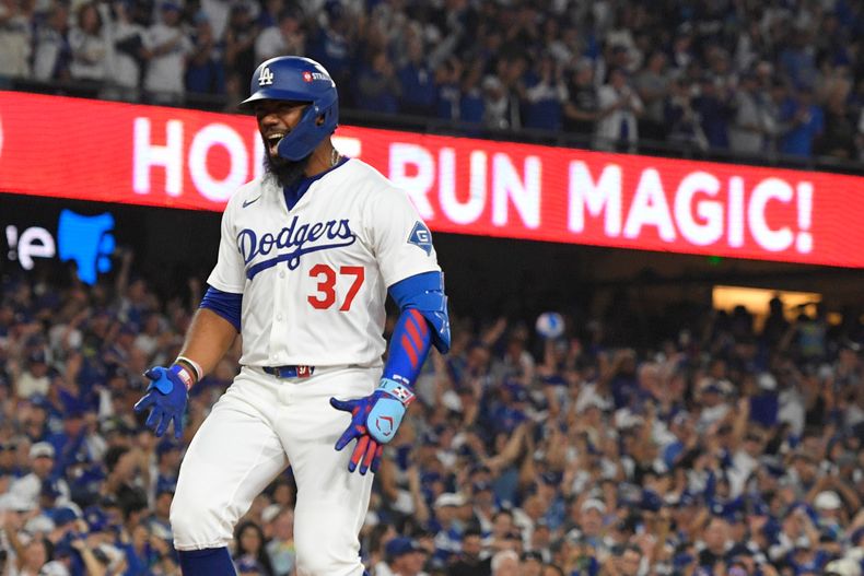 El dominicano Teoscar Hernández, de los Dodgers de Los Ángeles, festeja tras conectar un jonrón de tres carreras ante los Rojos de Cincinnati, el martes 30 de septiembre de 2025 (AP Foto/Mark J. Terrill)