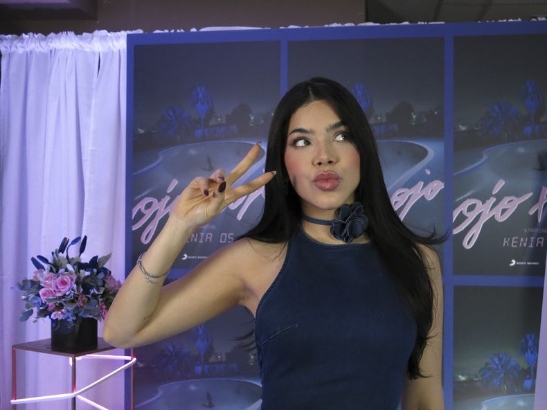 La cantane mexicana Kenia Os posa para un retrato durante una entrevista sobre su sencillo Ojo por ojo en la Ciudad de México el jueves 5 de octubre de 2023. (Foto AP/Berenice Bautista)