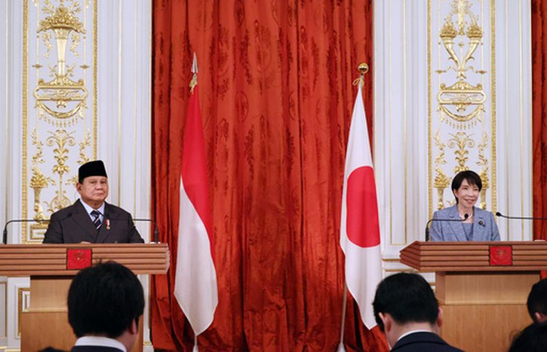 El presidente de Indonesia Prabowo Subianto (izq) con la primera ministra japonesa Sanae Takaichi en la Casa de Huéspedes Akasaka en Tokio, el 31 de marzo del 2026. (Yoshikazu Tsuno/Pool Photo via AP)