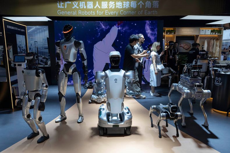 Una serie de robots, expuestos en la World AI Conference en Shanghái, el 17 de julio de 2026. (AP Foto/Ng Han Guan)