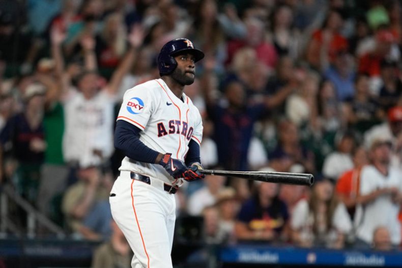 El bateador designado de los Astros de Houston, Yordan Álvarez, observa su grand slam contra los Atléticos durante la segunda entrada de un partido de béisbol, el sábado 6 de junio de 2026, en Houston. (Foto AP/Eric Christian Smith)